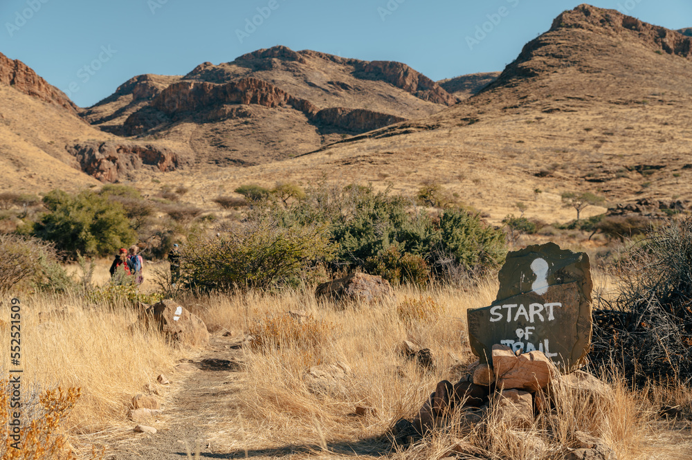 Familie wandert in der Morgensonne über den Olive Trail, einen Pfad im Naukluft Gebirge, Namibia - obrazy, fototapety, plakaty 