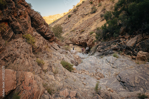 Familie wandert in der Abenddämmerung über den Olive Trail, einen Pfad im Naukluft Gebirge, Namibia