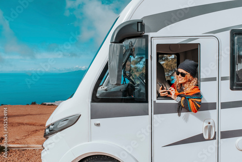 Foto One woman enjoy arrival vacation travel destination after drive a big camper van motor home