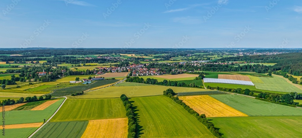Landwirtschaftlich geprägte Natur in den Stauden bei Augsburg - Ausblick ins Schmuttertal bei Gessertshausen