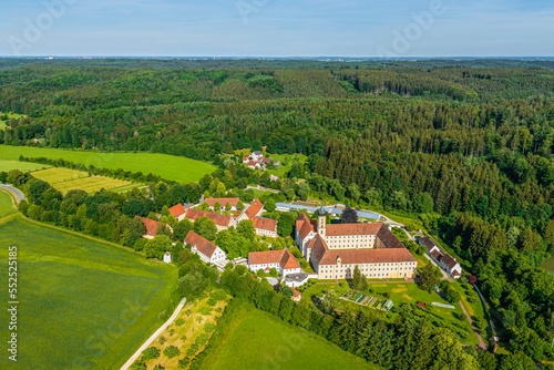 Ausblick auf Obersch  nenfeld im Naturpark Westliche W  lder bei Augsburg