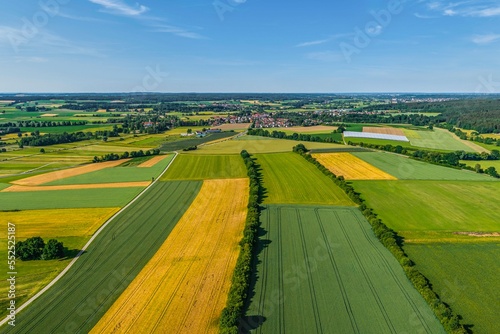 Typische landwirtschaftlich gepr  gte Landschaft im Naturpark Westliche W  lder - Ausblick ins Schmuttertal 