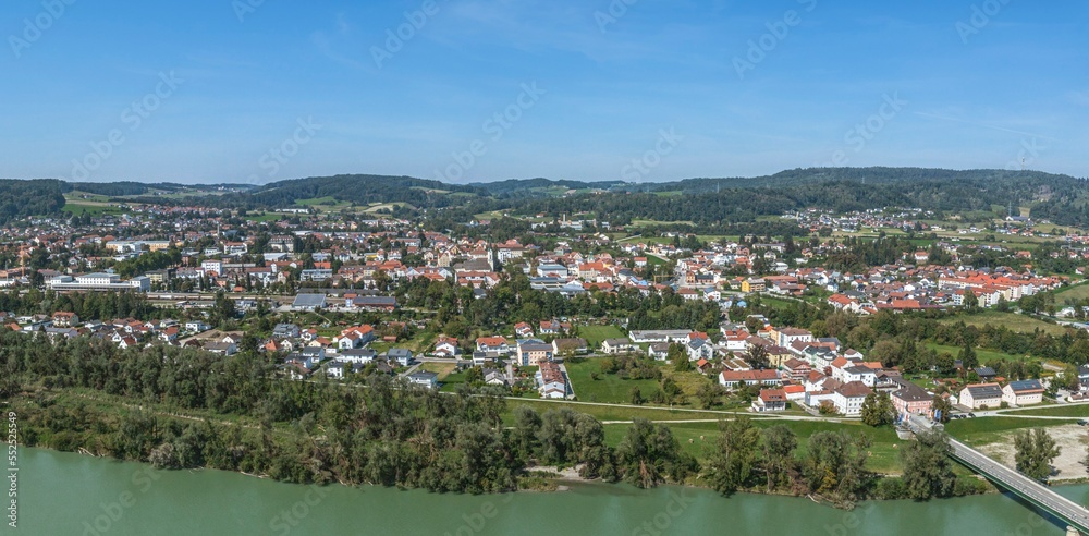 Ausblick auf Simbach am Inn am bayerischen Ufer des Flusses