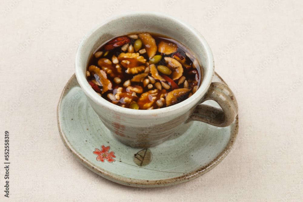 Count's medicine, mugwort's sulfur, etc. are boiled, or the powder is added to hot water and jujube or pine nuts are floated and drunk.
백작약, 숙지황 따위를 끓여 우리거나, 그 가루를 뜨거운 물에 넣고 대추나 잣을 띄워 마시는 차. Count's medicine, mugwort's sulfur, etc. are boiled, or the powder is added to hot water and jujube or pine nuts are floated and drunk.
백작약, 숙지황 따위를 끓여 우리거나, 그 가루를 뜨거운 물에 넣고 대추나 잣을 띄워 마시는 차.
