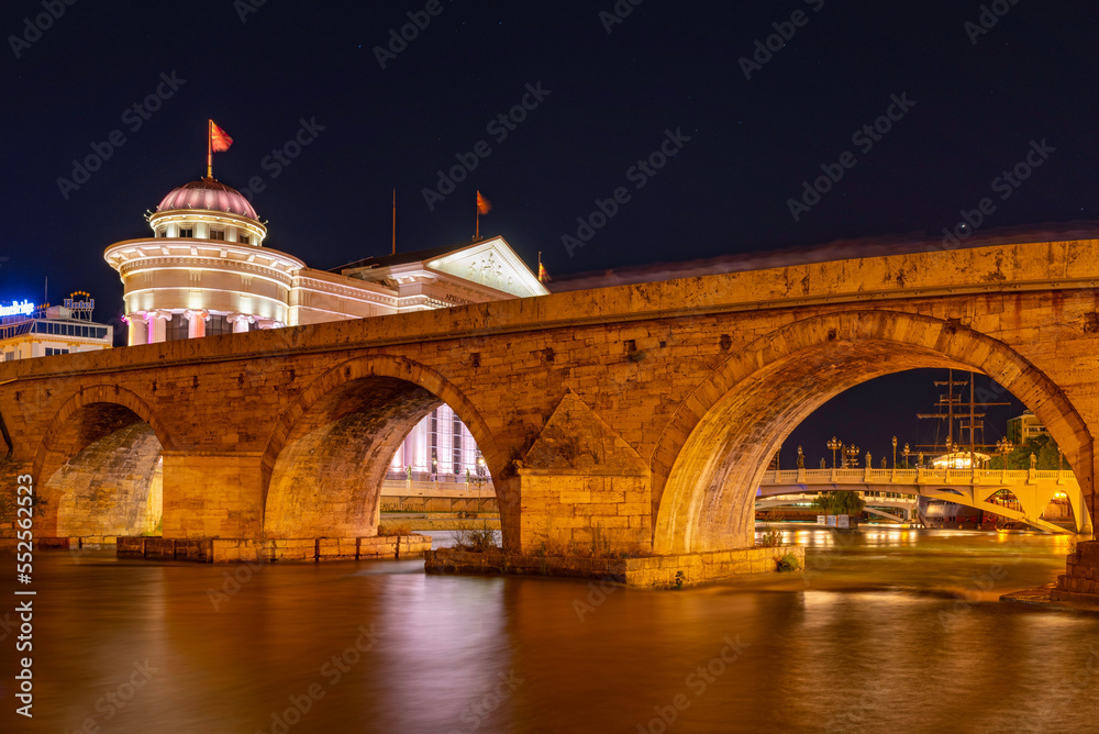 Kamienny Most najstarszy zachowany most w Skopje z czasów osmańskich wieczorową porą.