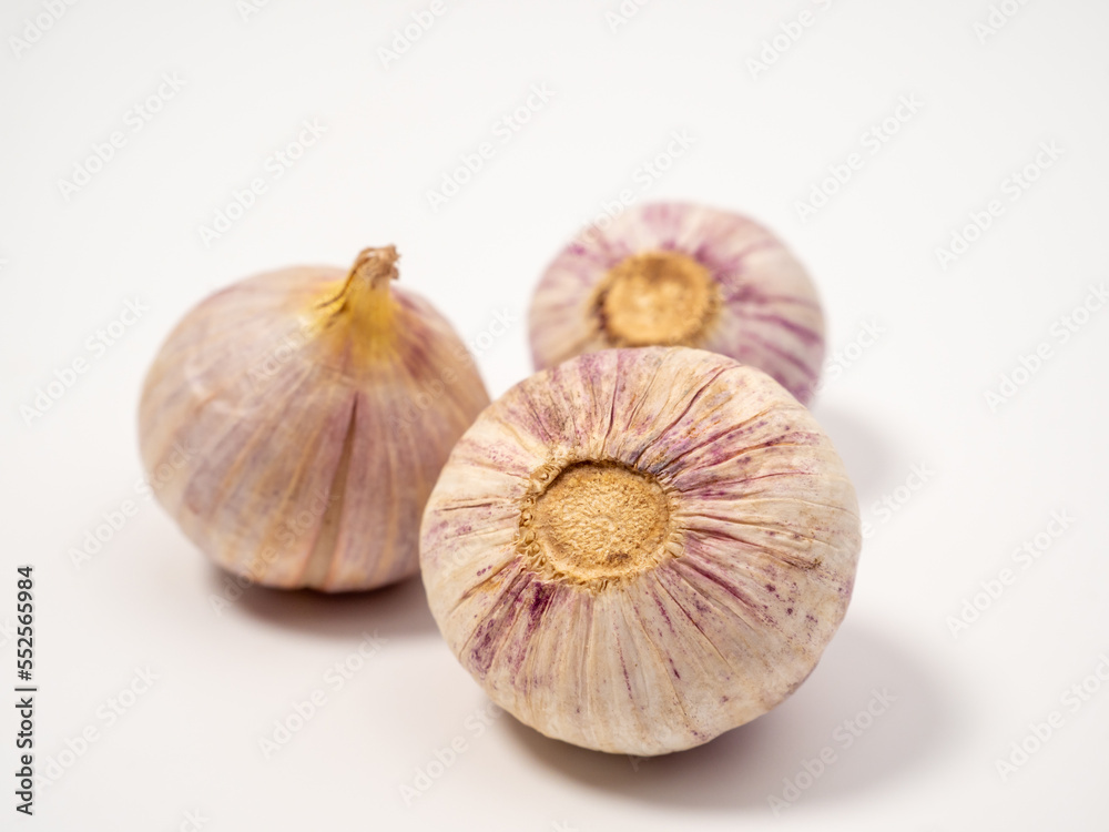 Obraz premium Heads of garlic on a white background.
