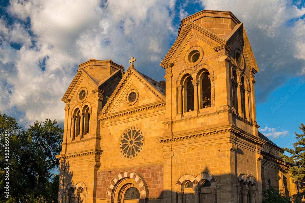 Obraz premium Dramatic sky over the Cathedral Basilica in Santa Fe, New Mexico