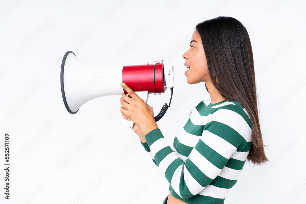 Naklejka premium Young African American woman isolated on white background shouting through a megaphone