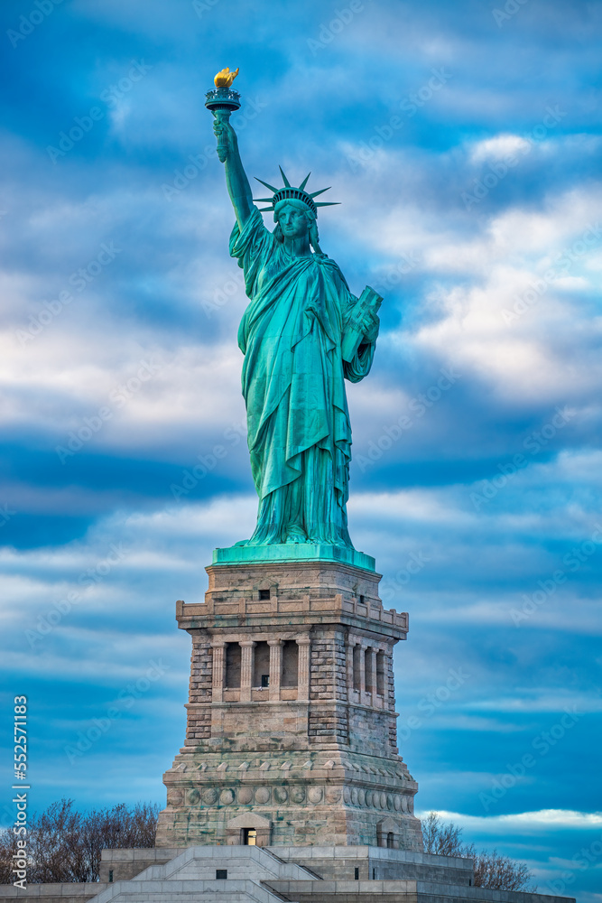 Obraz premium Sunset view of the Statue Of Liberty in New York City