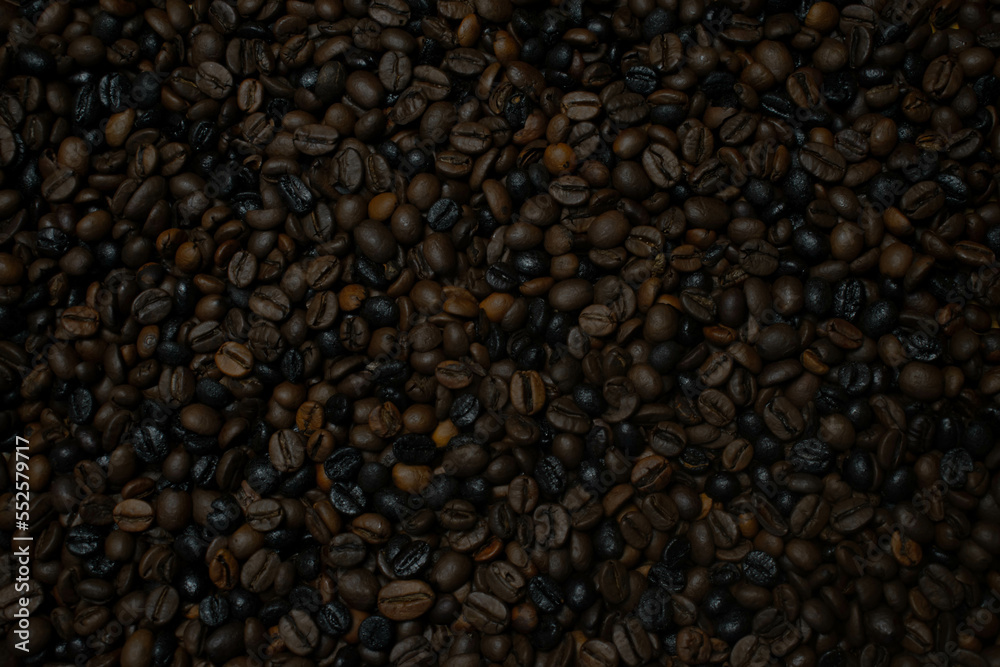 Fondo oscuro de granos de café puros. Fondo oscuro de granos de café puros.