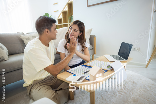 Tableau sur toile Asian couple in home or house