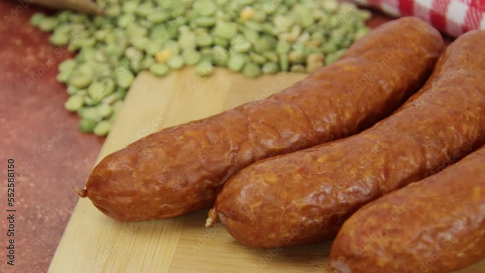 saucisses fumées et pois cassés en gros plan saucisses fumées et pois cassés en gros plan