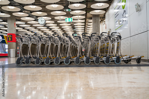 Obraz na płótnie Baggage trolley grouped at the airport to serve traveling passengers w salonie