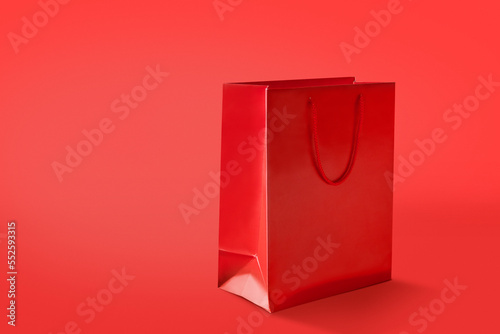 Rote Einkaufstuete vor rotem Hintergrund