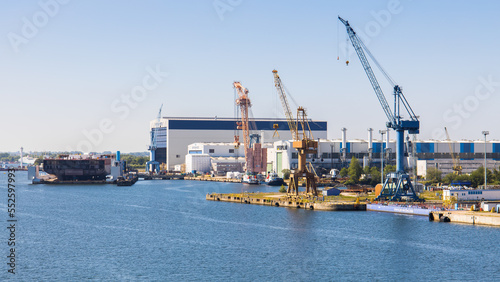 Φωτογραφία The shipyards MV Werften and Neptun Werft in the harbour of Rostock in Germany