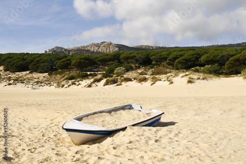 La plage naturelle et sauvage de Bolonia, située à une vingtaine de kilomètres au nord de Tarifa en Andalousie en Espagne, a une grande dune de sable blanc de 30 mètres de haut et 200 mètres de large photo
