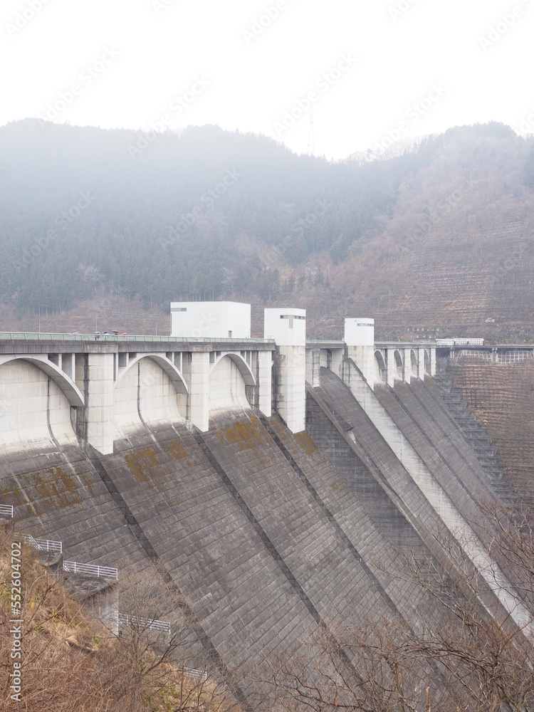 小雨降る浦山ダム