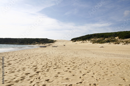 La plage naturelle et sauvage de Bolonia  situ  e    une vingtaine de kilom  tres au nord de Tarifa en Andalousie en Espagne  a une grande dune de sable blanc de 30 m  tres de haut et 200 m  tres de large