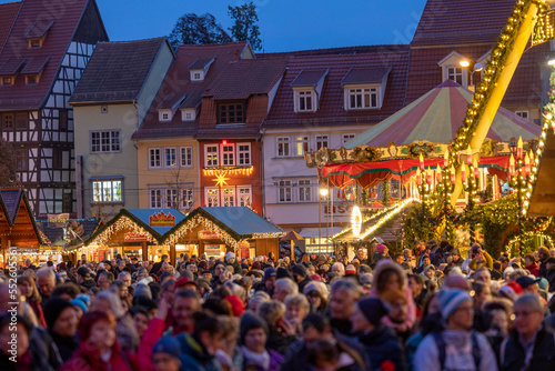 Ein beleuchtetes Karussell auf einem Weihnachtsmarkt