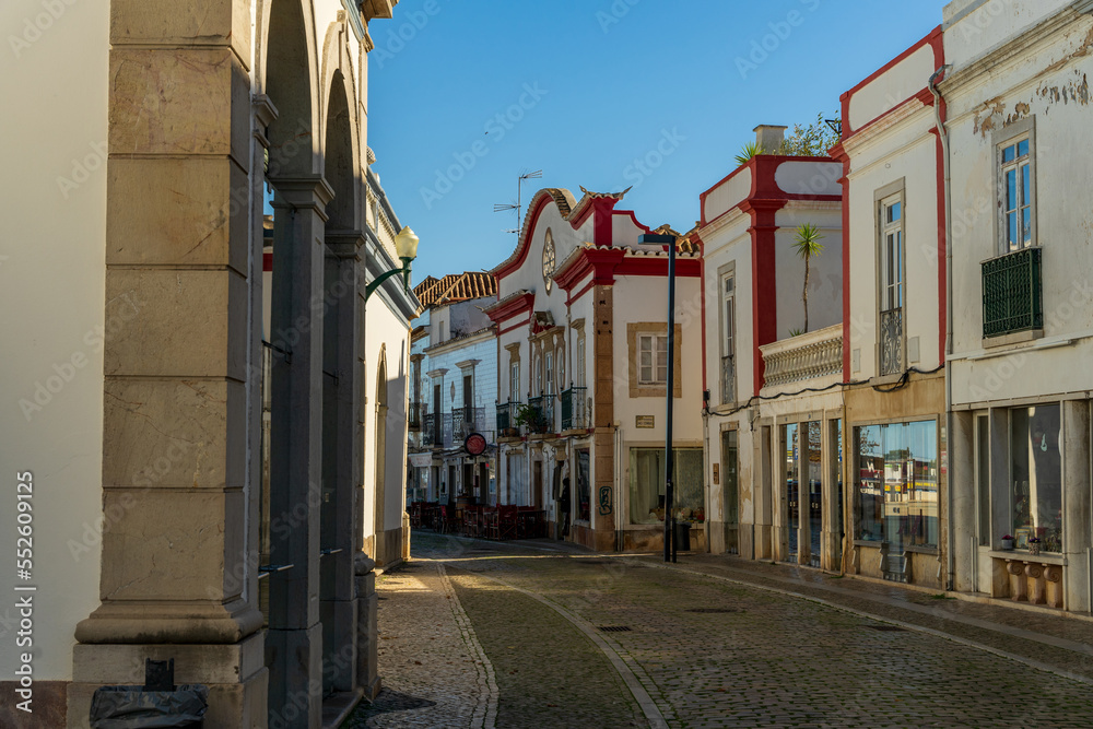 Obraz premium Miasteczko Tavira w Portugalii. Piękne kolorowe budynki, słoneczny dzień, niebieskie niebo. 