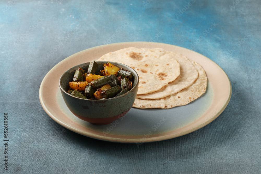 Foto de Bhindi masala or ladies finger fry curry with Aloo bhindi or