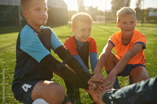 Canvas Print Football coach motivating junior football team before match