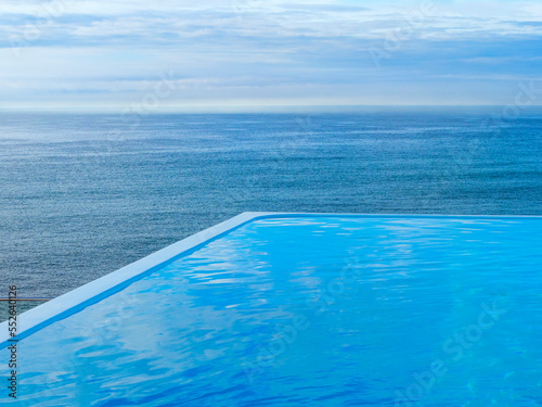 Piscina infinita frente al mar de Nerja