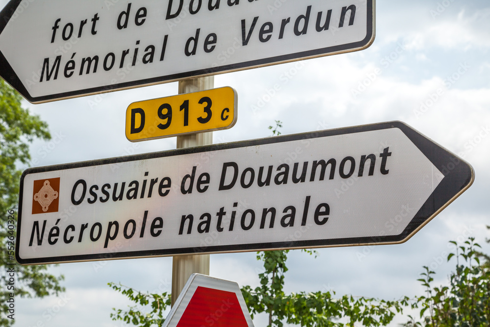 Straßenschild in der Nähe des Fort de Douaumont, Frankreich