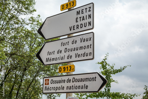 Straßenschild in der Nähe des Fort de Douaumont, Frankreich