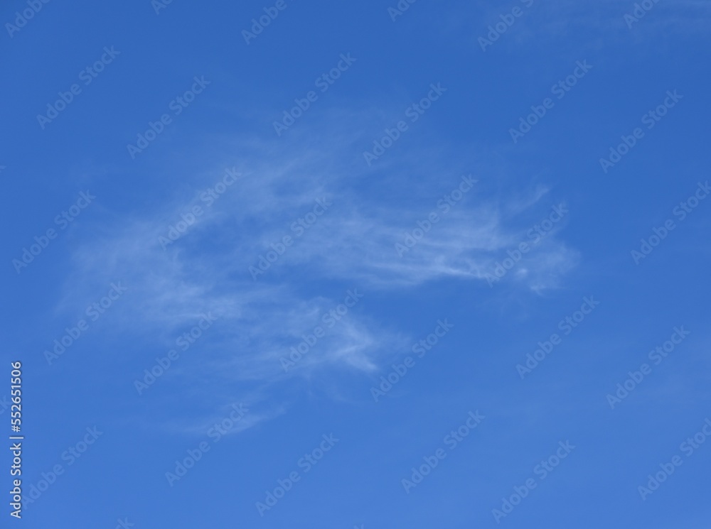 Fototapeta premium Fondo natural con pequeñas nubes y cielo de color azul intenso