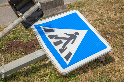 Auf dem Boden liegendes Straßenschild