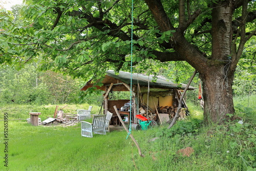 Wooden house gazebo in the countryside, a place to relax and rest Drewniana altana domowa na wsi, miejsce na relaks i odpoczynek