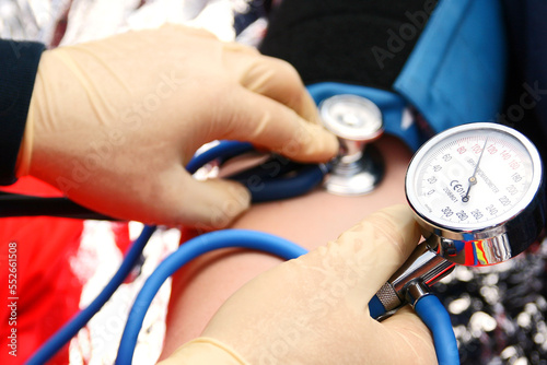 Sanitäter messen Blutdruck mit Blutdruckmanschette