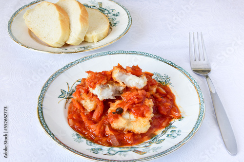 Ryba po grecku - tradycyjne danie ryba w sosie pomidorowym z warzywami