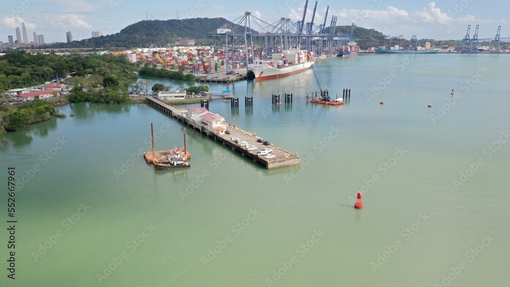Muelles de Diablo en el acceso Pacifico del Canal de Panama