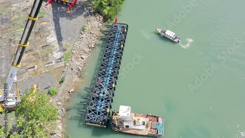 Operaciones Marinas y transporte acuatico de estructuras de metal en canal de Panama.

Operations inside de access of the Panama Canal