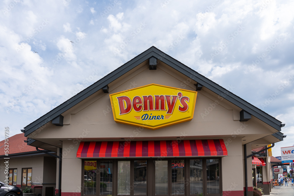Fotka „Niagara Falls, Ontario, Canada July 1, 2022 A Denny's