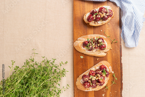 Toasts with goat cheese, grapes, nuts and honey.