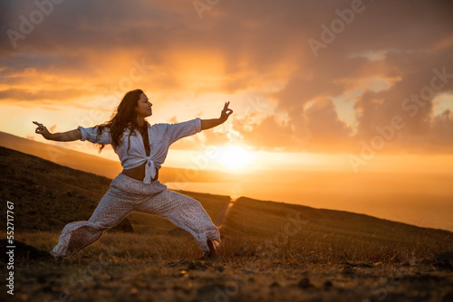 Fototapeta Naklejka Na Ścianę i Meble -  Sunrise and yoga in Hawaii