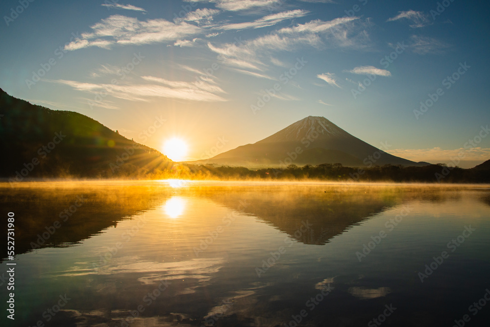 精進湖から日の出と富士山
