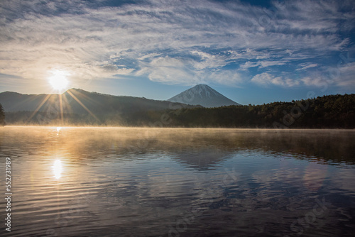 Fototapeta Naklejka Na Ścianę i Meble -  西湖から日の出と富士山