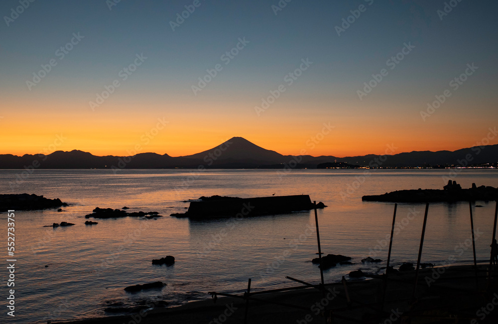 葉山の海から見た美しい夕暮の富士山と空