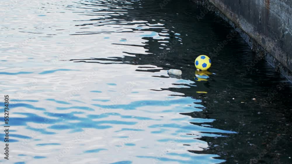 漂うサッカーボール 漂うサッカーボール