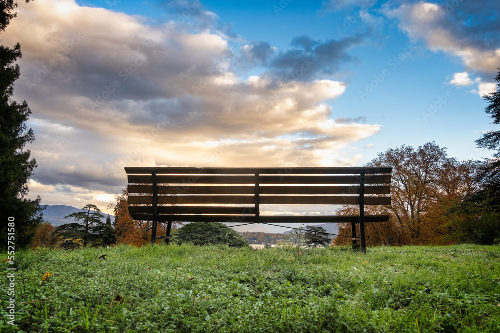 banc avec vue sur le ciel nuageux banc avec vue sur le ciel nuageux