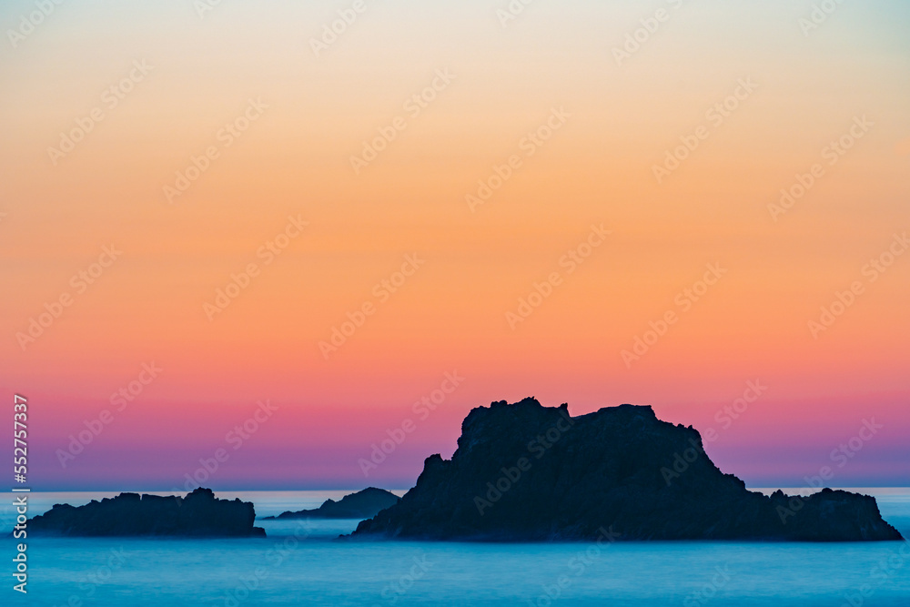 佐渡島の夫婦岩の夕日
