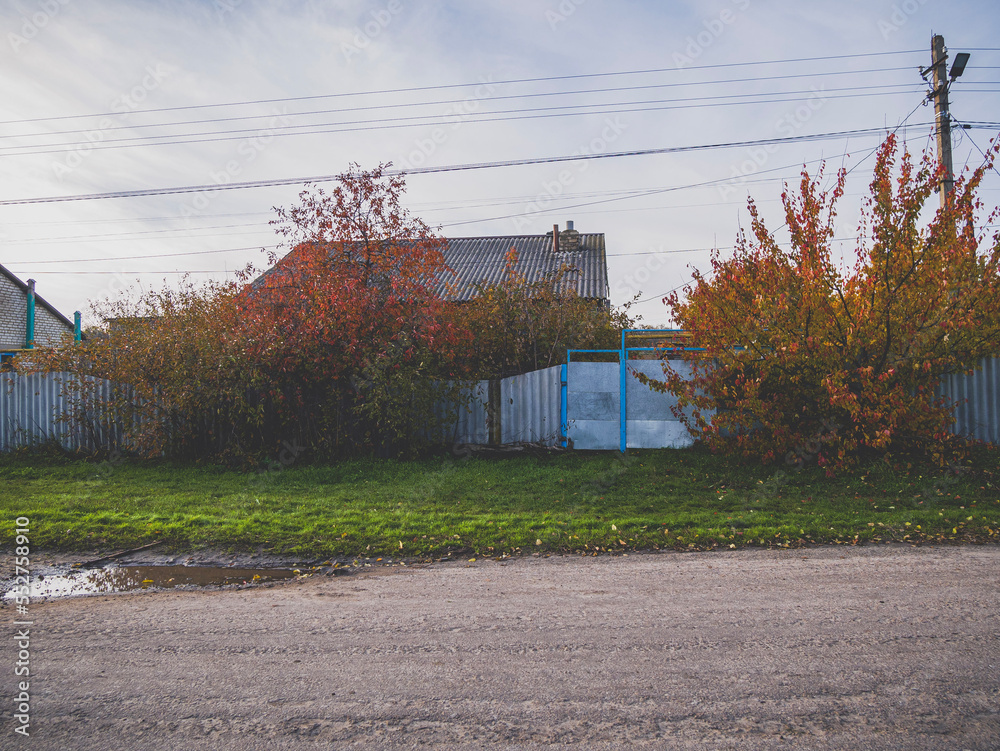 Obraz premium red barn in autumn