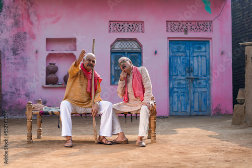 Quadro em tela Two old indian villagers talking out of home