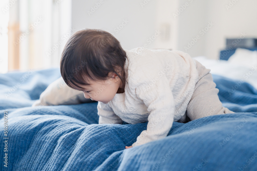 ベッドで遊ぶ赤ちゃん ベッドで遊ぶ赤ちゃん