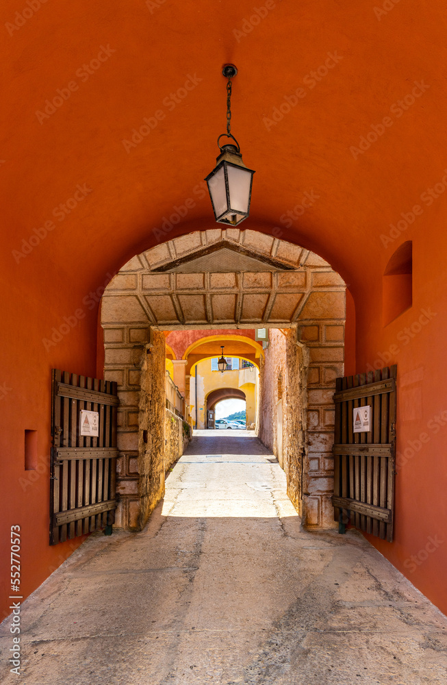 Φωτογραφία Main gate and defense walls of XVI century Citadel castle in historic old town o