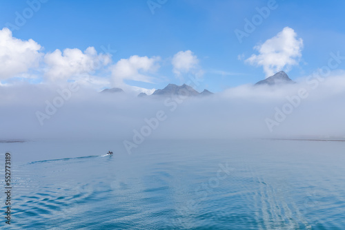 ein Touristen Zodiac fährt in die nebelverhangene Bucht der mittlerweile verlassenen Walfangstation in Grytviken -auf der Insel Südgeorgien